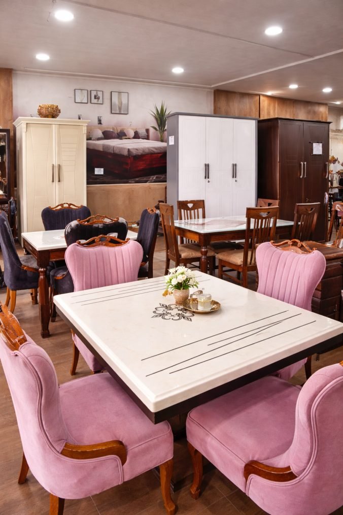 Grand Dining Table (भव्य डाइनिंग टेबल)
